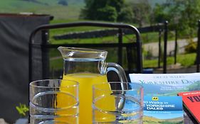 Ashes Farm - Ingleborough Barn Cottage, With 3 Peaks Views, Near Settle
